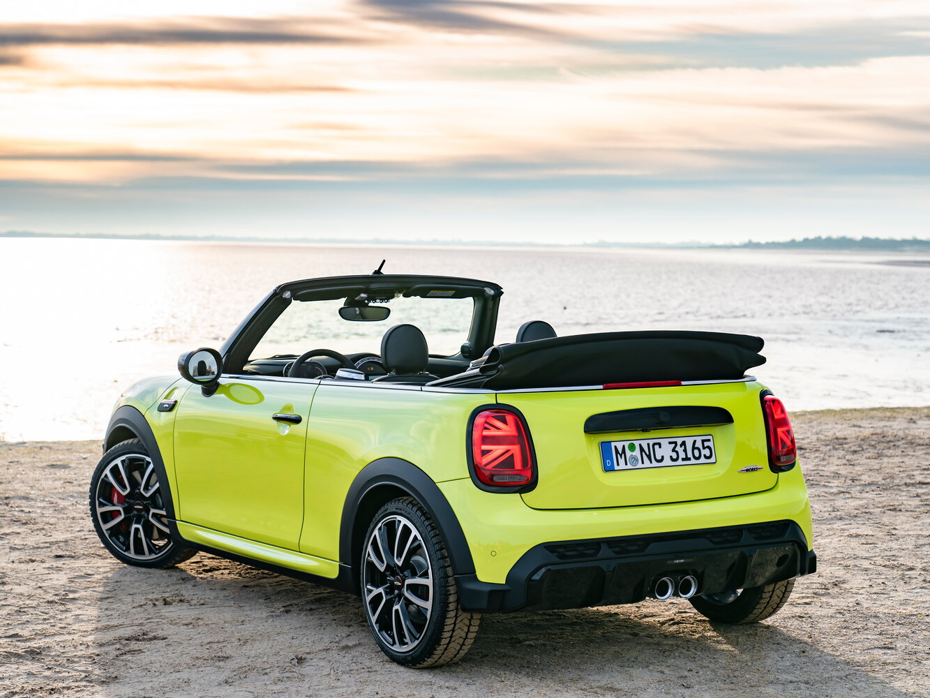 MINI Cabrio, III Рестайлинг 2, 2021–2024, Кабриолет JCW: Вид сзади в три четверти