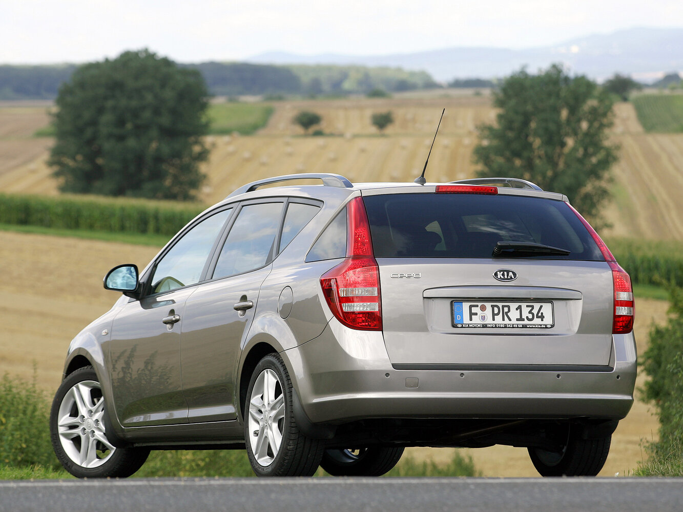 Kia Ceed, I, 2006–2010, Универсал 5 дв.: Вид сзади в три четверти