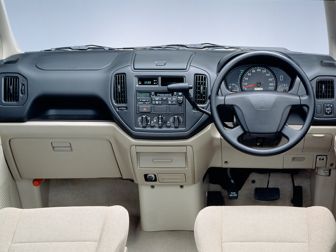 Mitsubishi Dingo, I, 1998–2001, Хэтчбек 5 дв.: Передняя часть салона