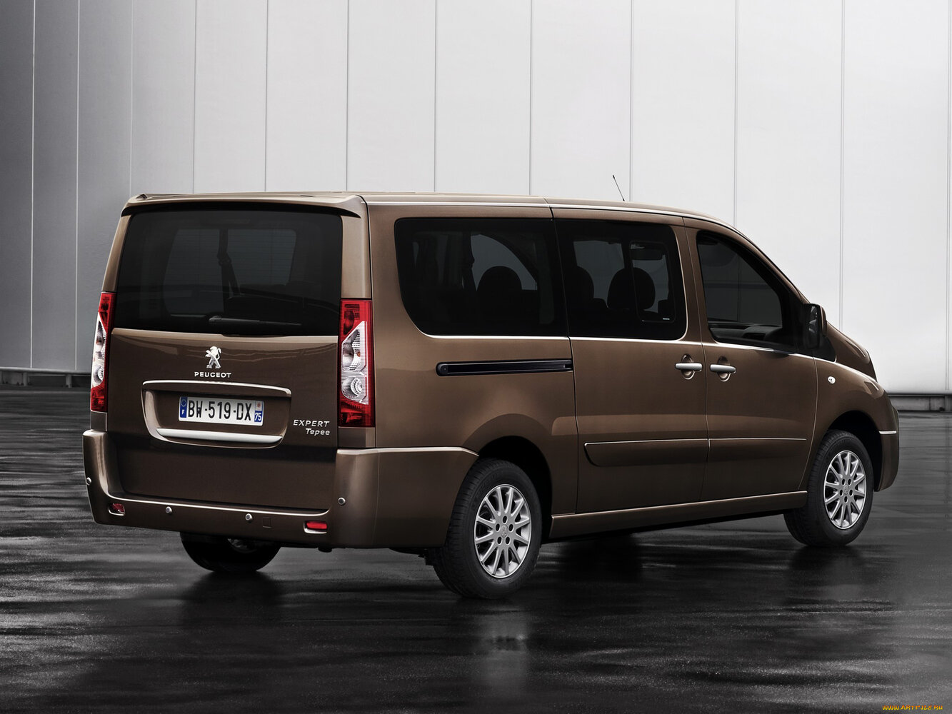 Peugeot Expert, II Рестайлинг, 2012–2016, Минивэн: Вид сзади в три четверти
