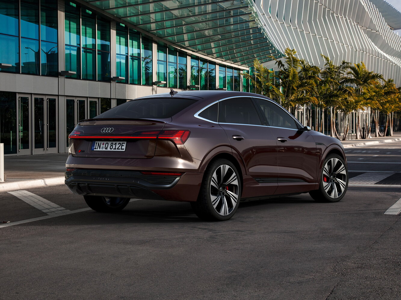 Audi Q8 Sportback e-tron, , 2022–2025, Внедорожник 5 дв.: Вид сзади в три четверти