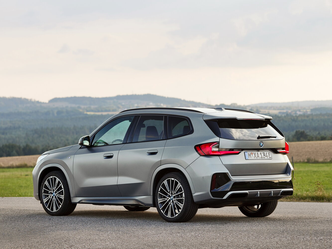 BMW iX1, , 2022–2026, Внедорожник 5 дв.: Вид сзади в три четверти
