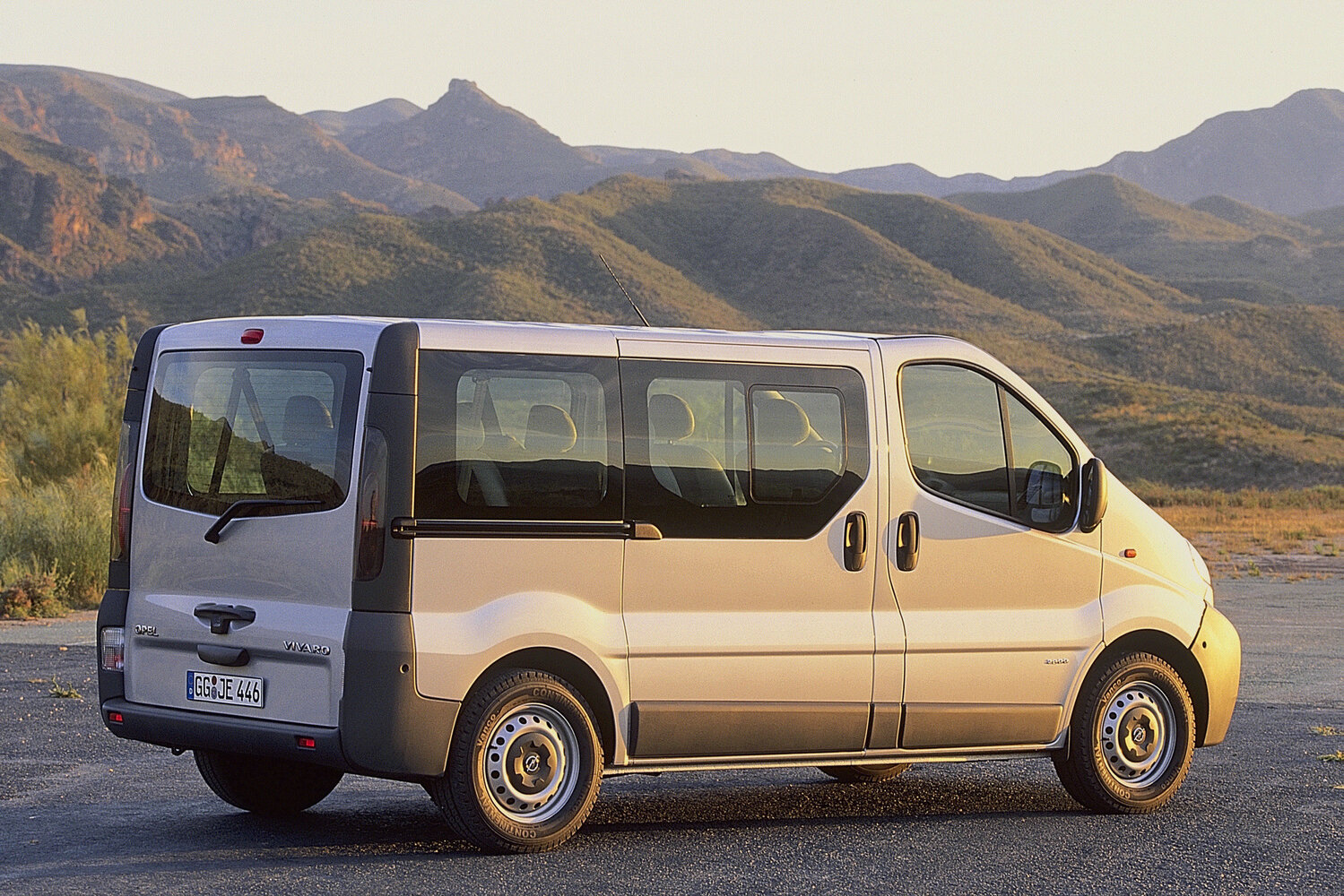 Opel Vivaro, A, 2001–2006, Минивэн: Вид сзади в три четверти