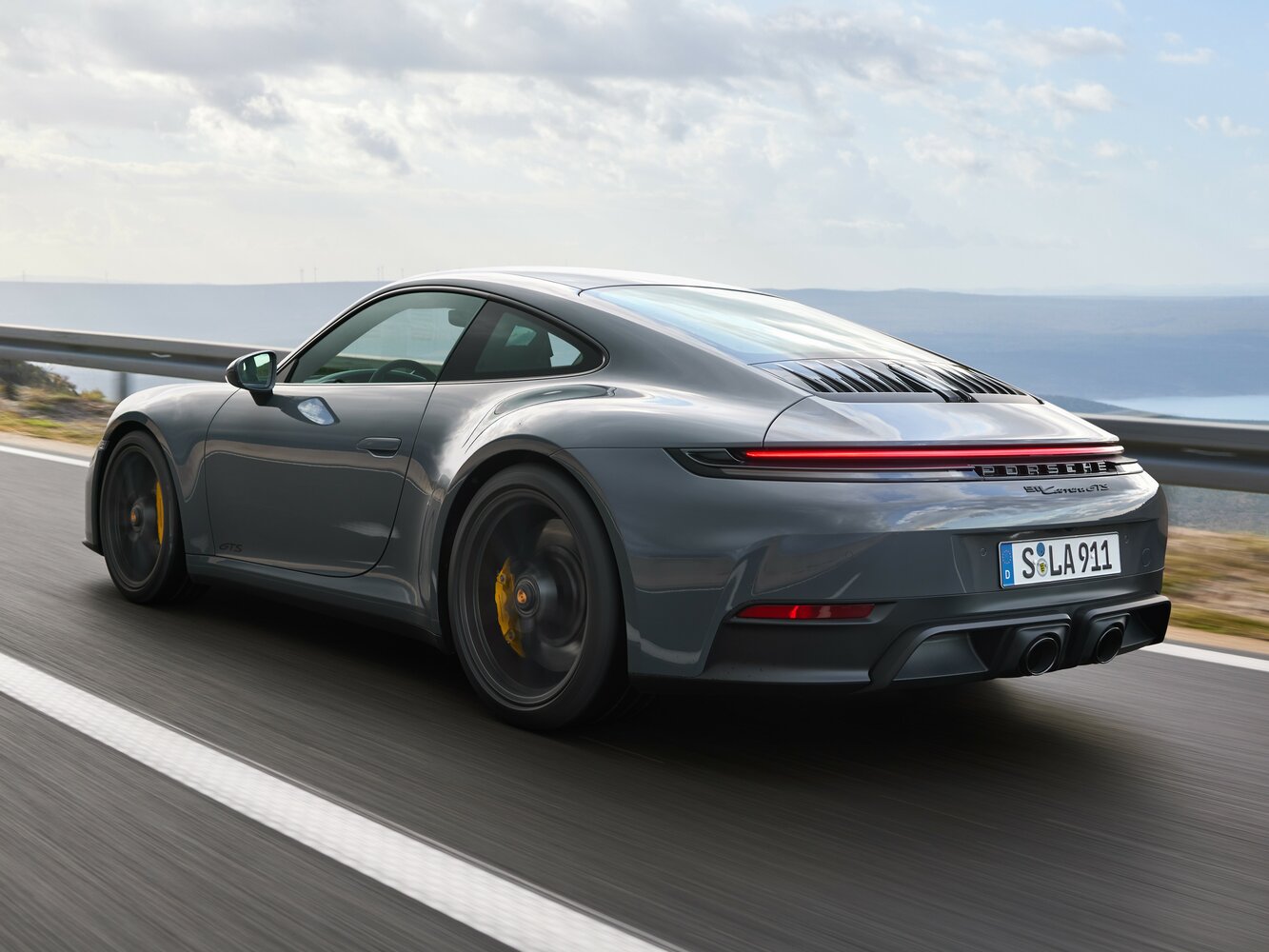 Porsche 911, VIII (992) Рестайлинг, 2024–2026, Купе: Вид сзади в три четверти