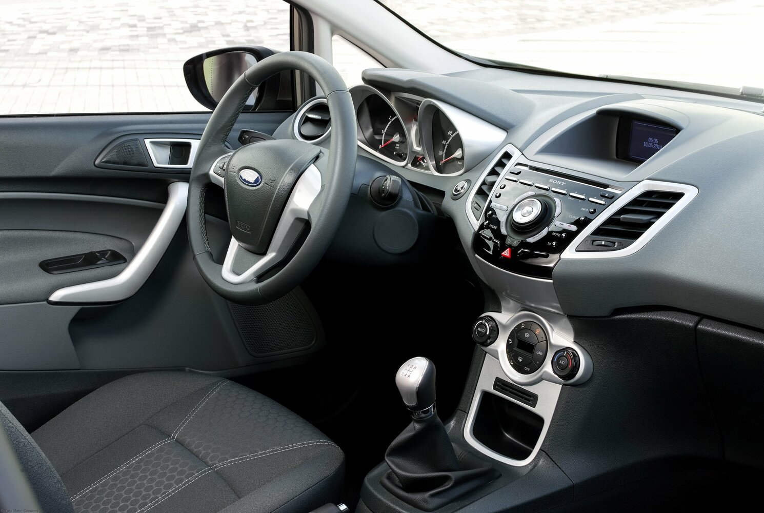 Ford Fiesta, Mk6 Рестайлинг, 2012–2019, Хэтчбек 3 дв.: Передняя часть салона