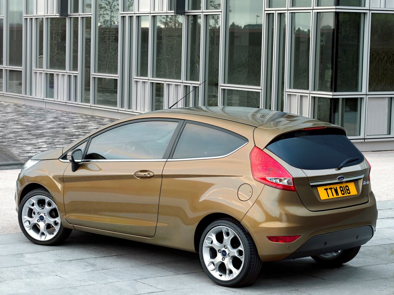 Ford Fiesta, Mk6, 2008–2013, Хэтчбек 3 дв.: Вид сзади в три четверти