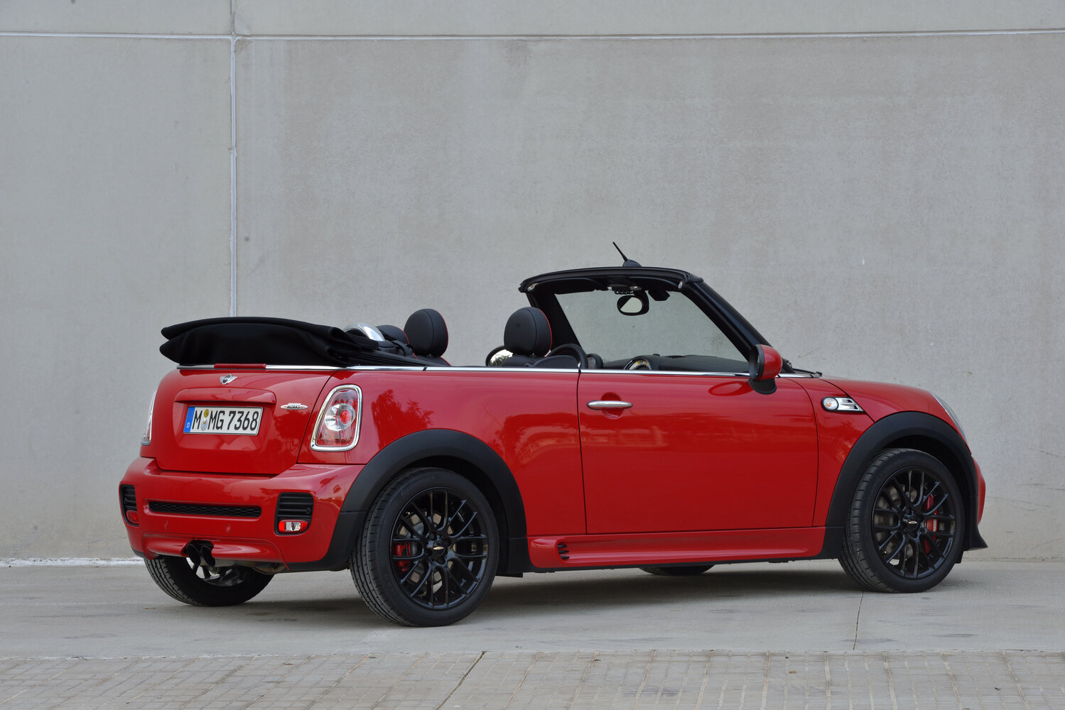 MINI Cabrio, II Рестайлинг, 2010–2015, Кабриолет JCW: Вид сзади в три четверти