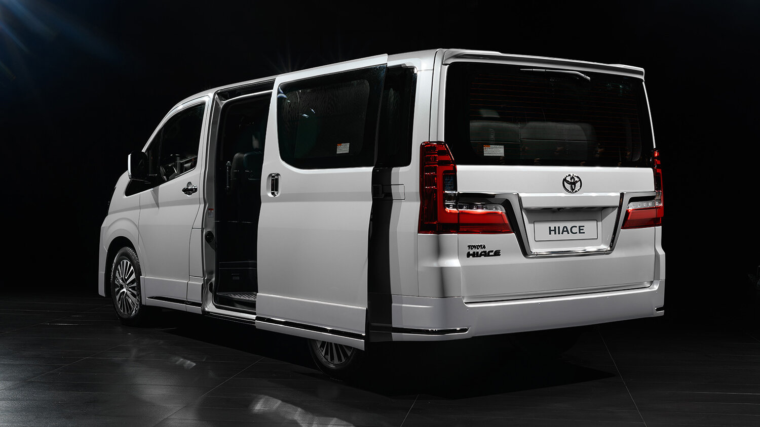 Toyota HiAce, H300, 2019–2026, Минивэн: Вид сзади в три четверти