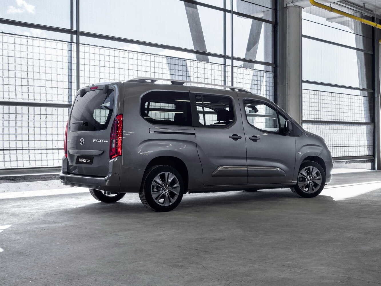 Toyota ProAce City, I, 2019–2024, Compact MPV Long: Rear three-quarter view