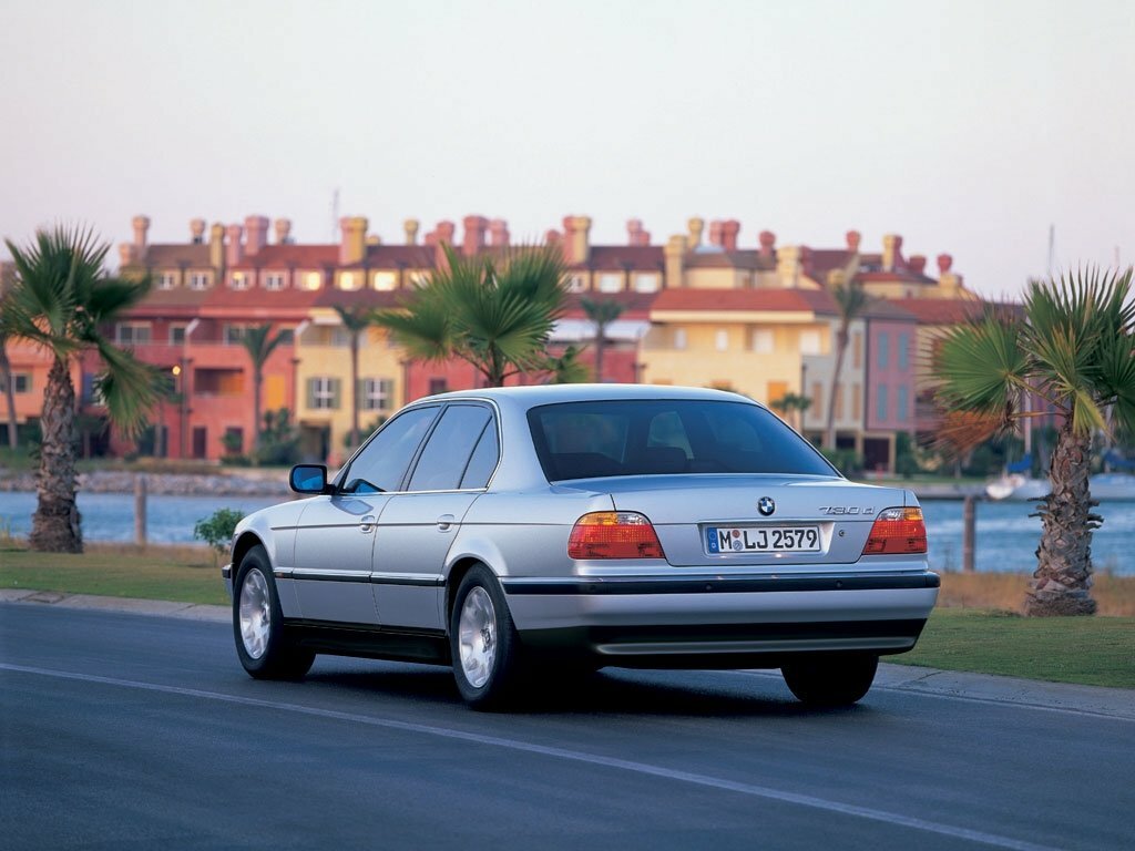 BMW 7 серии, III (E38) Рестайлинг, 1998–2001, Седан: Вид сзади в три четверти