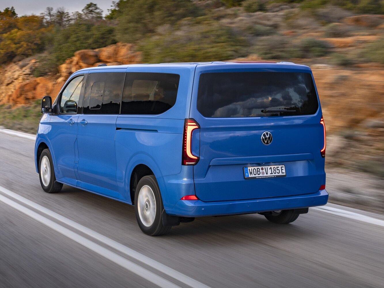 Volkswagen Caravelle, T7, 2024–2026, Минивэн Long: Вид сзади в три четверти