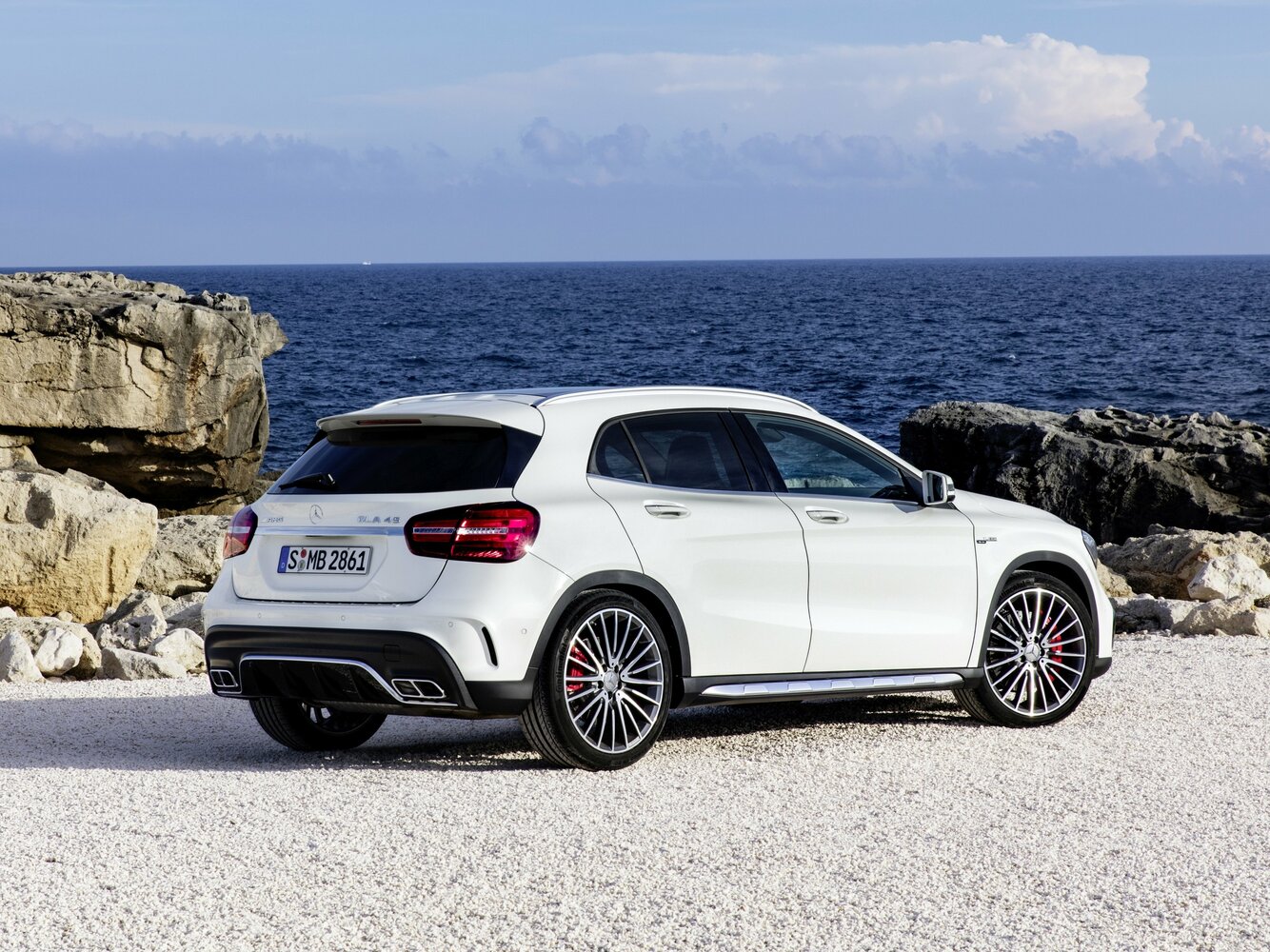 Mercedes-Benz GLA AMG, I (X156) Рестайлинг, 2017–2019, Внедорожник 5 дв.: Вид сзади в три четверти