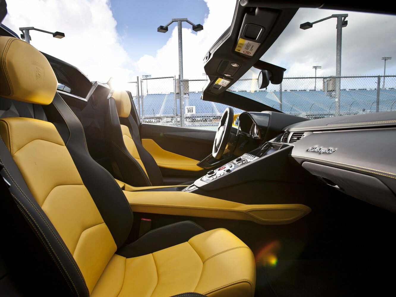 Lamborghini Aventador, I, 2011–2016, Родстер: Передняя часть салона