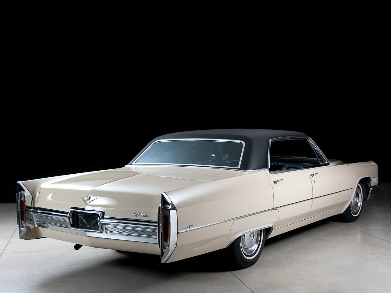 Cadillac DeVille, III, 1965–1970, Седан: Вид сзади в три четверти