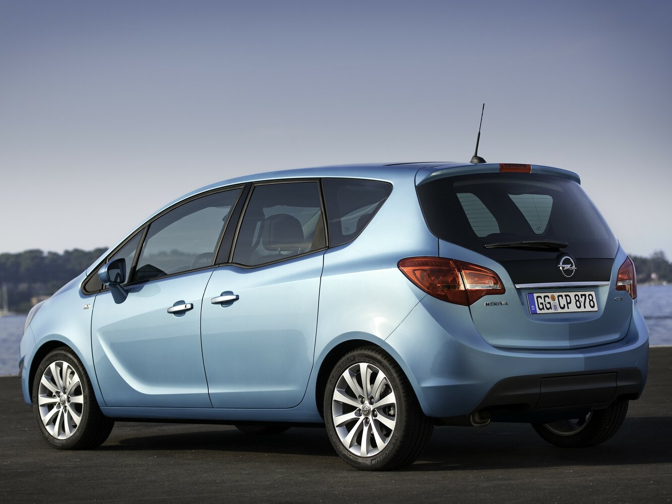 Opel Meriva, B, 2010–2014, Compact MPV: Rear three-quarter view