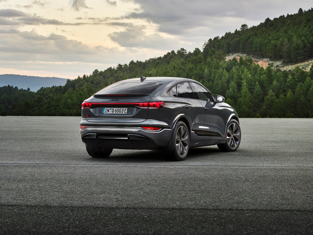 Audi Q6 Sportback e-tron, , 2024–2026, Внедорожник 5 дв.: Вид сзади в три четверти