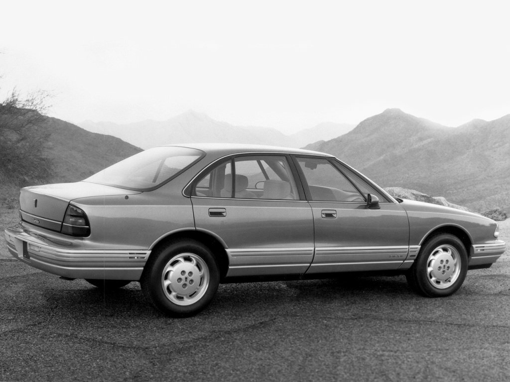 Oldsmobile Eighty-Eight, X, 1992–1999, Седан: Вид сзади в три четверти