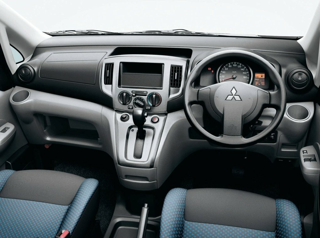 Mitsubishi Delica, V, 2011–2019, Minivan: Front cabin