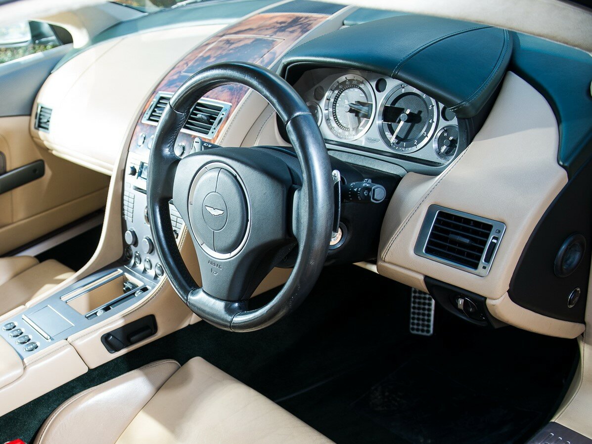 Aston Martin DB9, I, 2003–2008, Coupe: Front cabin