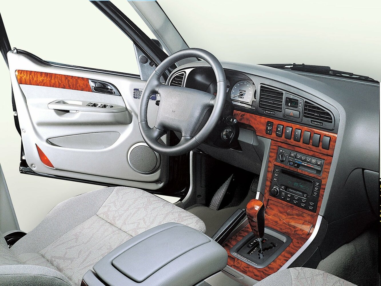 SsangYong Musso, I Рестайлинг, 1998–2006, Пикап Двойная кабина Sports: Передняя часть салона