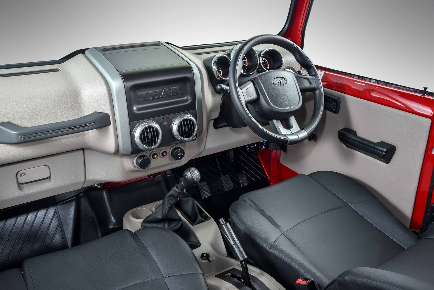 Mahindra Thar, I, 2010–2020, Внедорожник открытый: Передняя часть салона