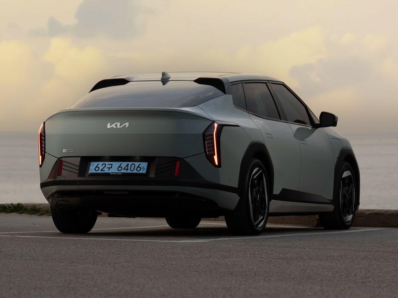 Kia EV4, , 2025–2026, Седан: Вид сзади в три четверти