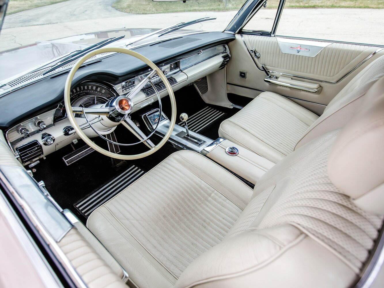 Chrysler 300 Letter Series, V (300L), 1965–1965, Кабриолет: Передняя часть салона