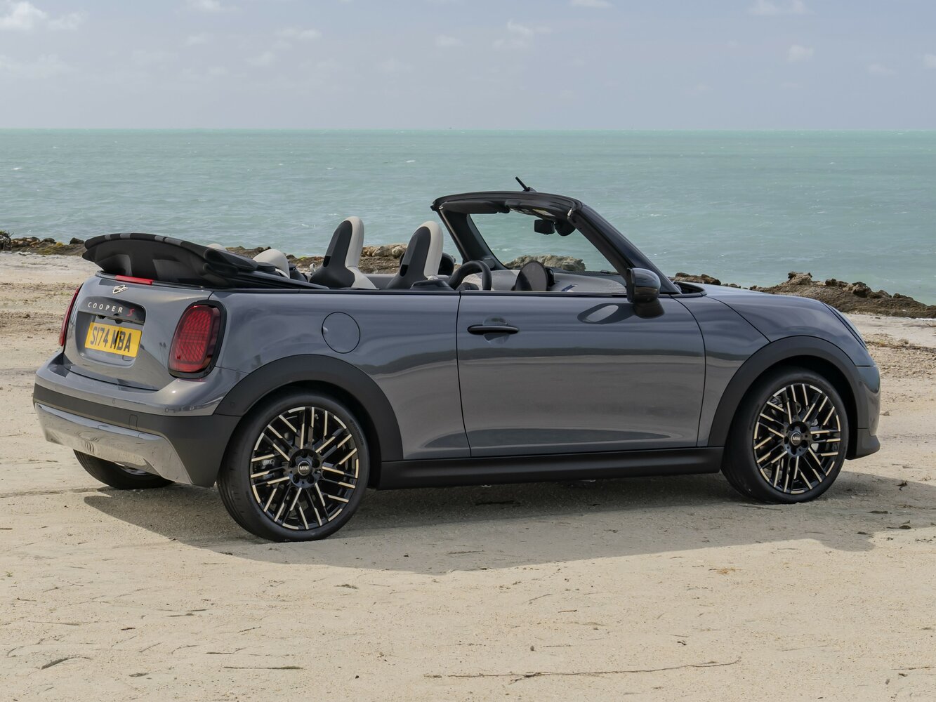 MINI Cabrio, IV, 2024–2026, Convertible: Rear three-quarter view