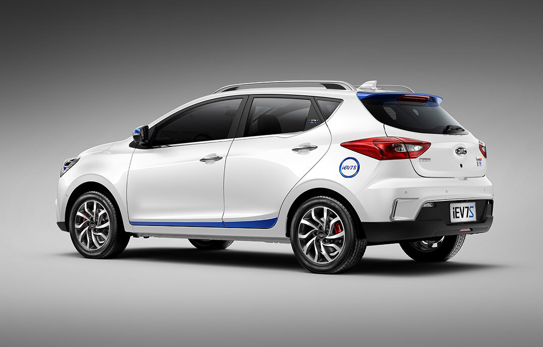 JAC iEV7S, I, 2018–2023, Внедорожник 5 дв.: Вид сзади в три четверти