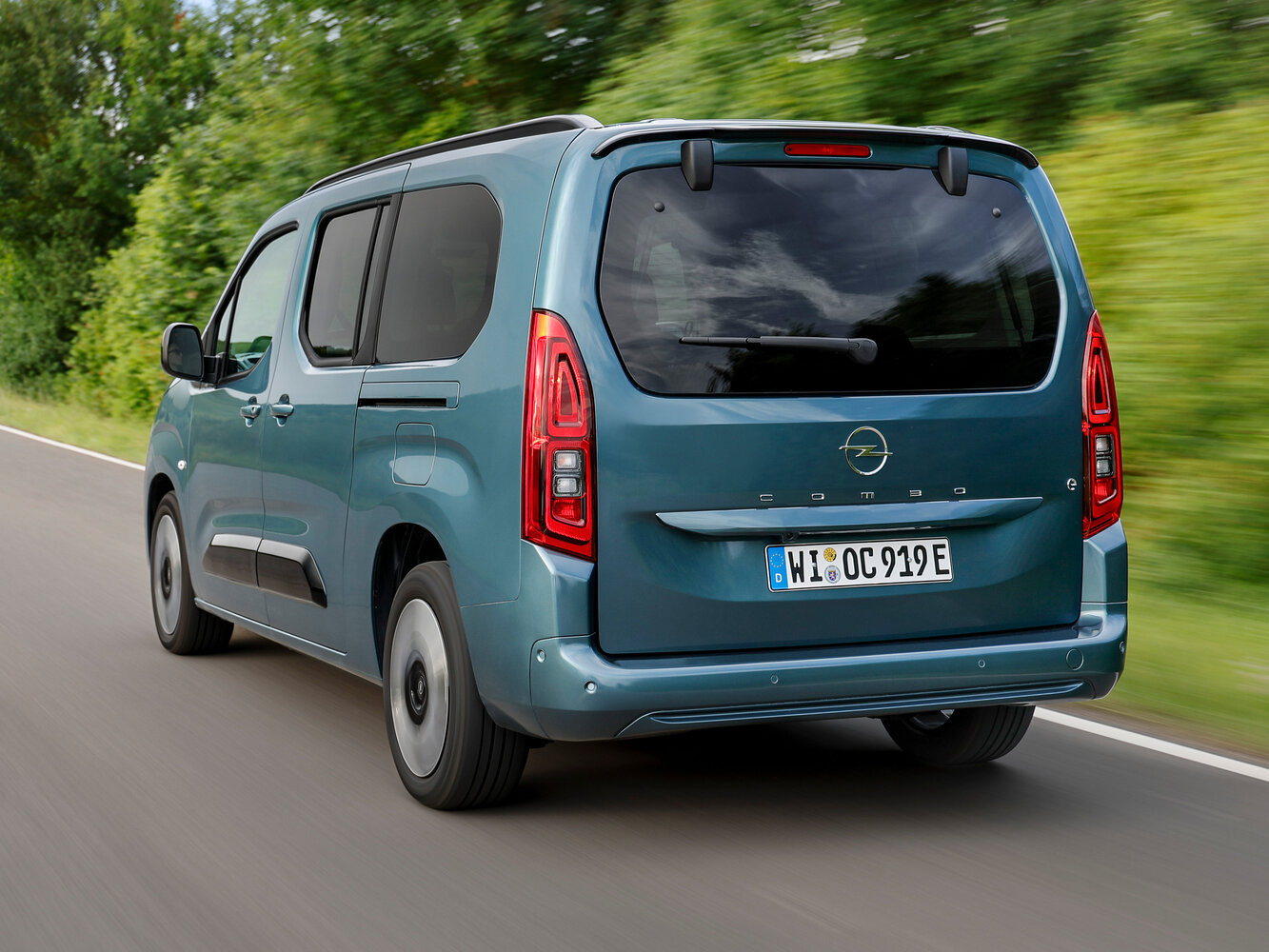Opel Combo, E Рестайлинг, 2024–2026, Компактвэн XL: Вид сзади в три четверти