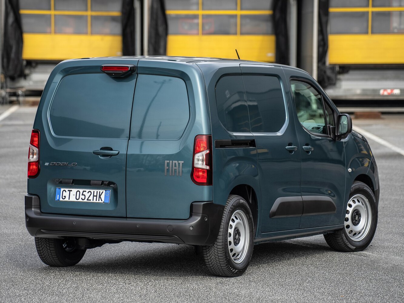 Fiat Doblo, III Рестайлинг, 2024–2026, Фургон: Вид сзади в три четверти