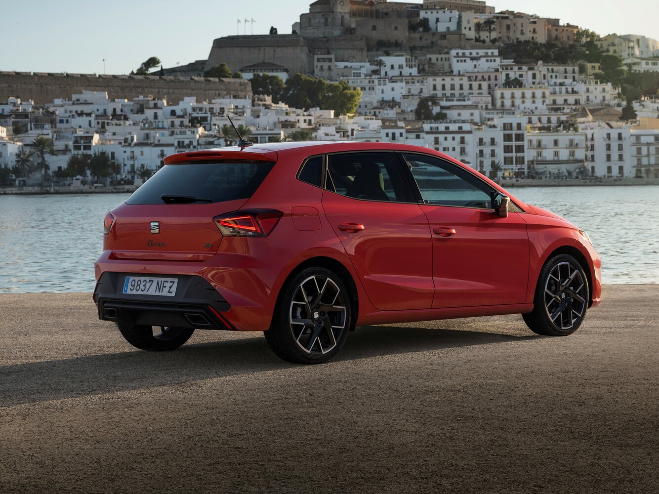 SEAT Ibiza, V Рестайлинг 2, 2025–2026, Хэтчбек 5 дв.: Вид сзади в три четверти