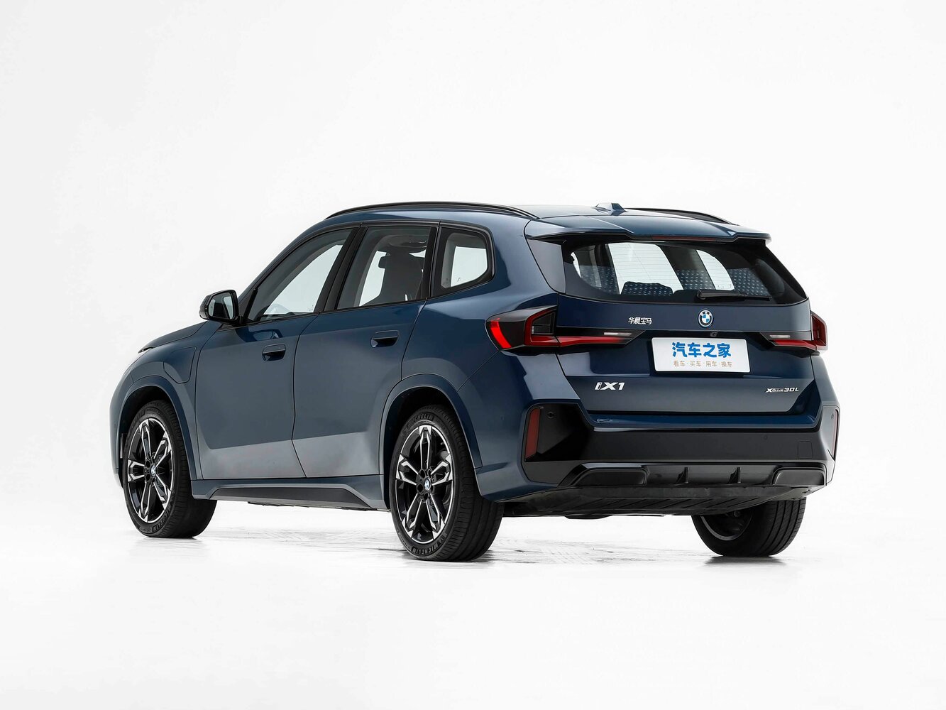BMW iX1, , 2022–2026, Внедорожник 5 дв. L: Вид сзади в три четверти