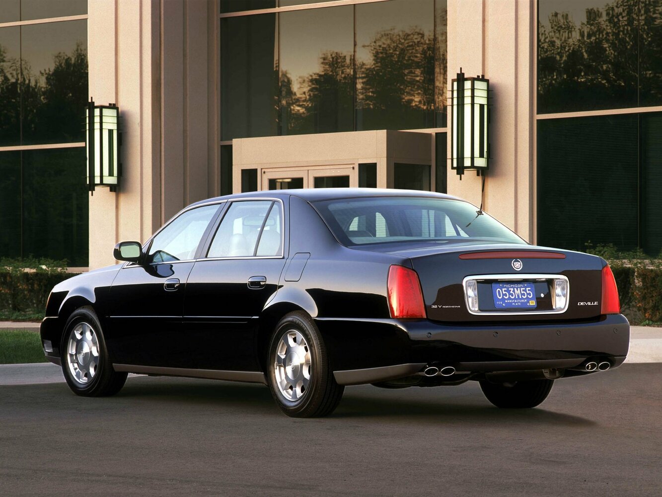 Cadillac DeVille, VIII, 1999–2005, Sedan: Rear three-quarter view