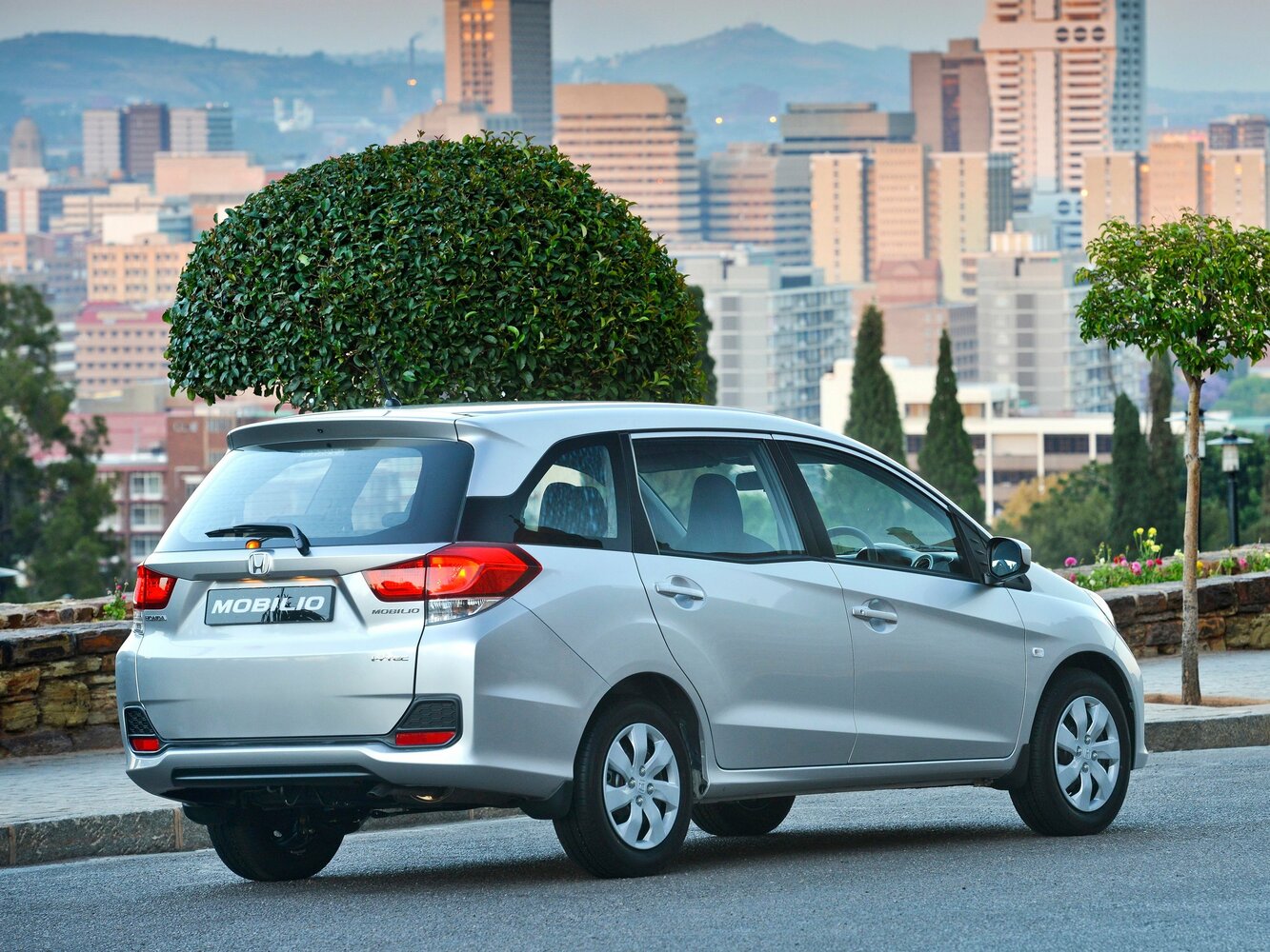 Honda Mobilio, II, 2014–2024, Compact MPV: Rear three-quarter view
