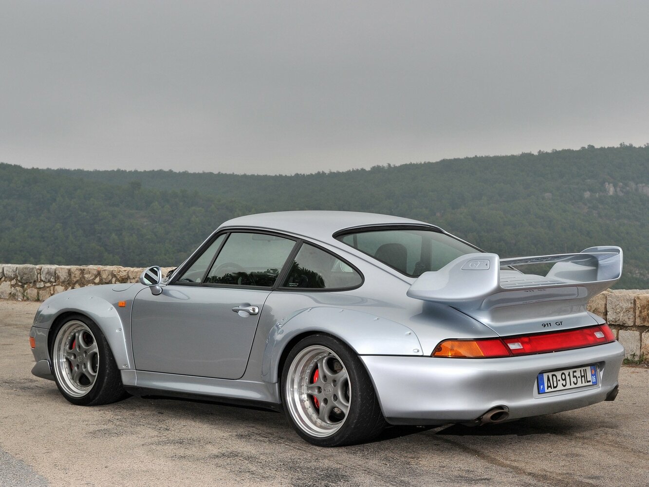 Porsche 911 GT2, 993, 1995–1998, Coupe: Rear three-quarter view