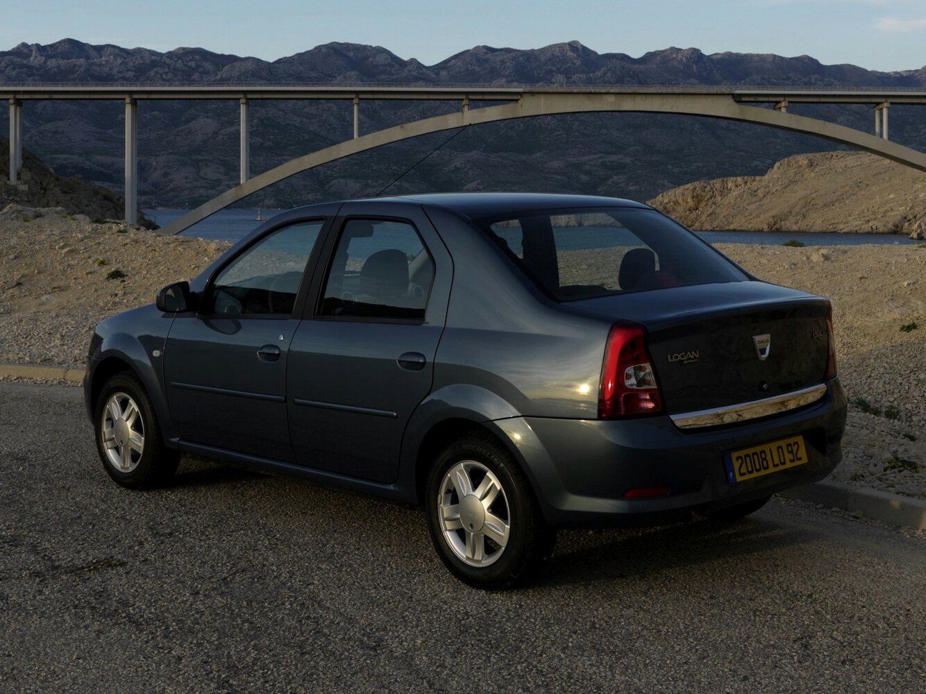Dacia Logan, I, 2004–2012, Седан: Вид сзади в три четверти