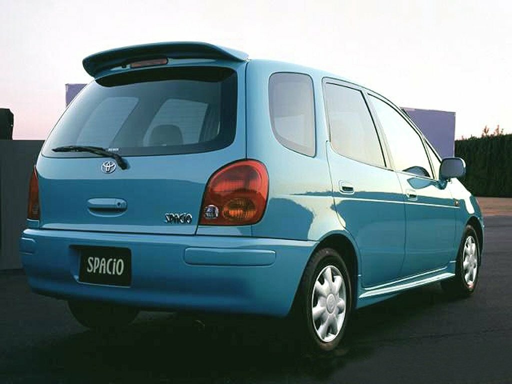 Toyota Corolla Spacio, I, 1997–2001, Compact MPV: Rear three-quarter view