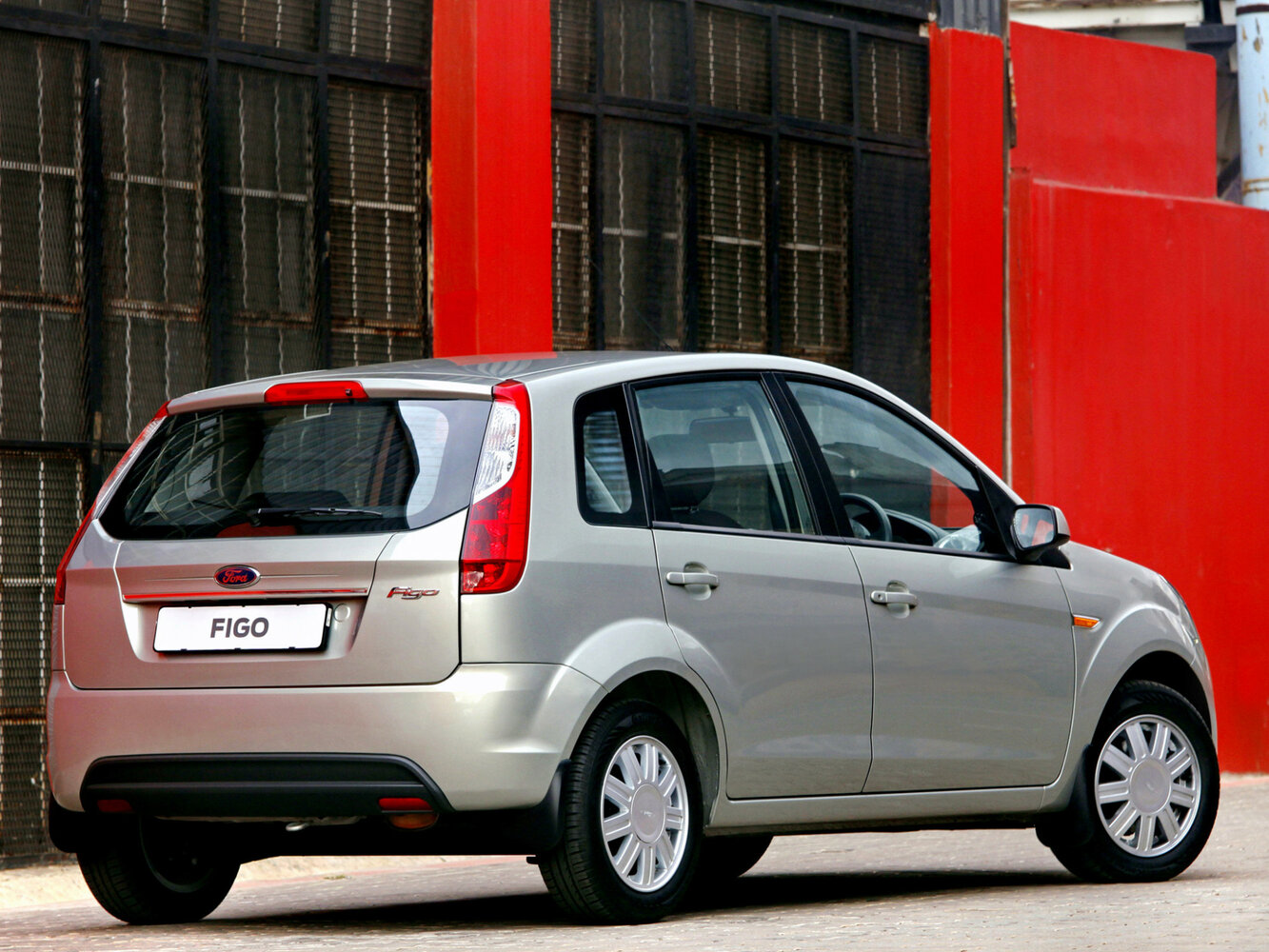 Ford Figo, I, 2010–2012, Хэтчбек 5 дв.: Вид сзади в три четверти