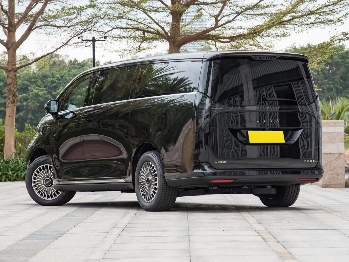 Geely Galaxy LEVC L380, , 2025–2026, Минивэн: Вид сзади в три четверти