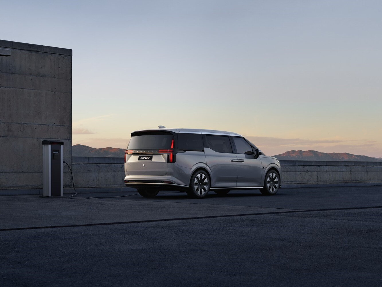 Volvo EM90, , 2023–2026, Minivan: Rear three-quarter view