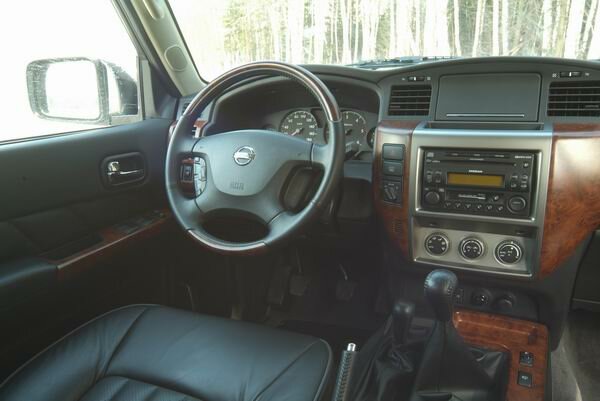 Nissan Patrol, V (Y61) facelift, 2004–2024, SUV 3 door: Front cabin