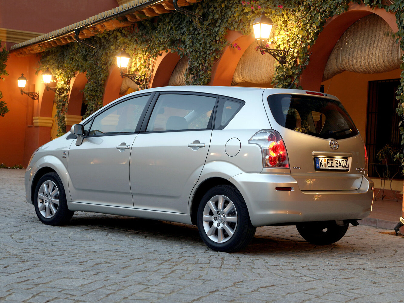 Toyota Corolla Verso, I facelift, 2004–2007, Compact MPV: Rear three-quarter view
