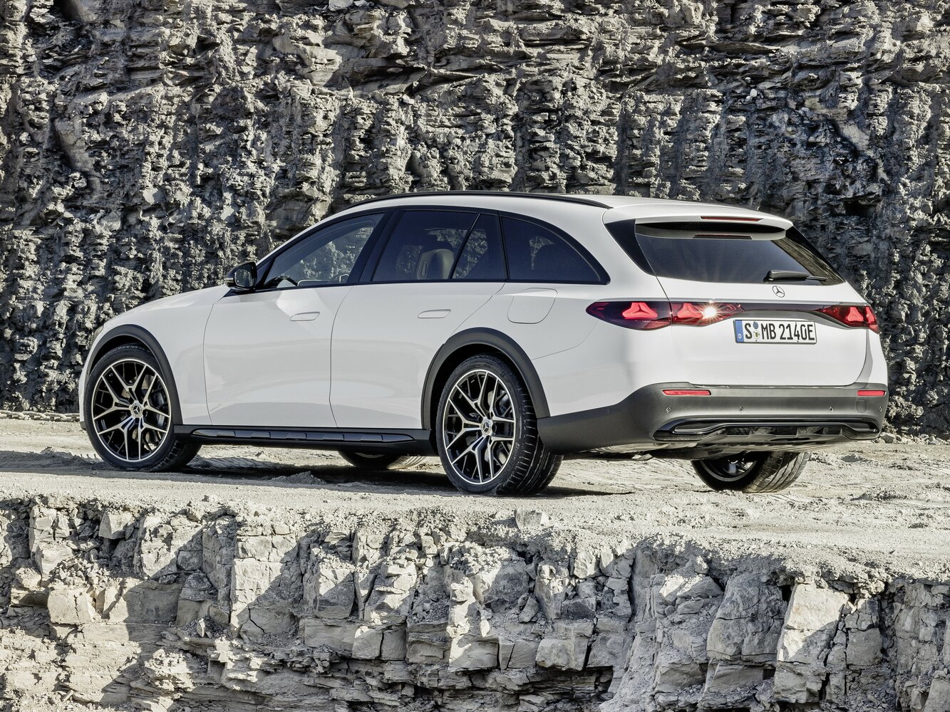 Mercedes-Benz E-Класс, VI (W214, S214), 2023–2026, Estate 5 door All-Terrain: Rear three-quarter view
