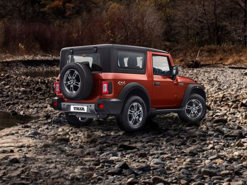 Mahindra Thar, II, 2020–2026, Внедорожник открытый: Вид сзади в три четверти