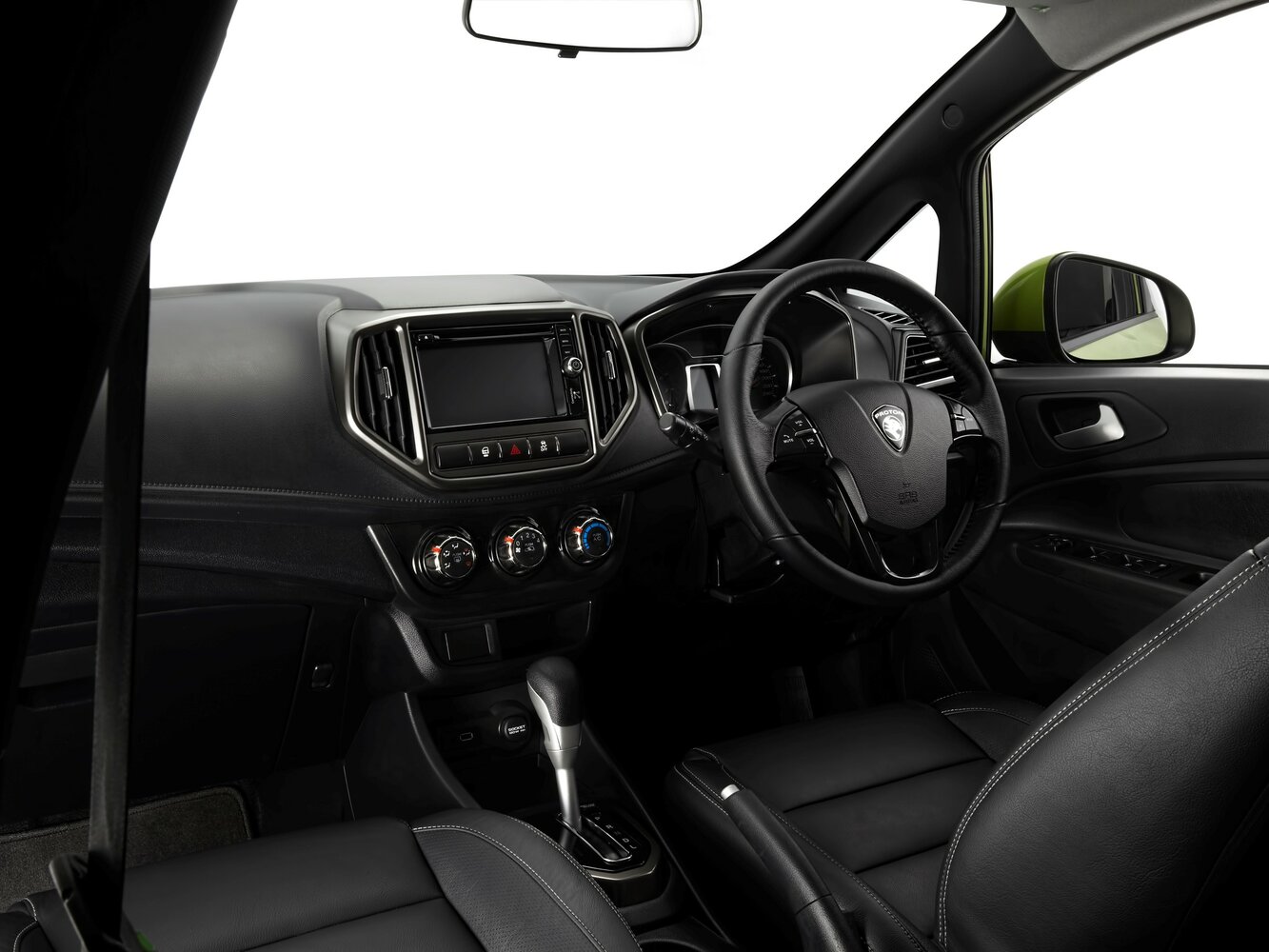 Proton Iriz, I, 2014–2017, Хэтчбек 5 дв.: Передняя часть салона