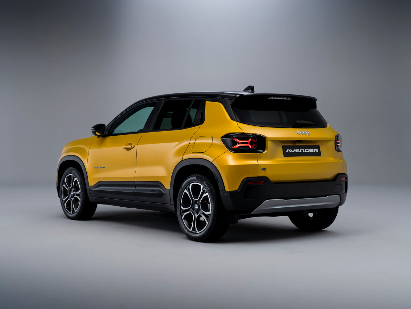 Jeep Avenger, , 2023–2026, Внедорожник 5 дв.: Вид сзади в три четверти