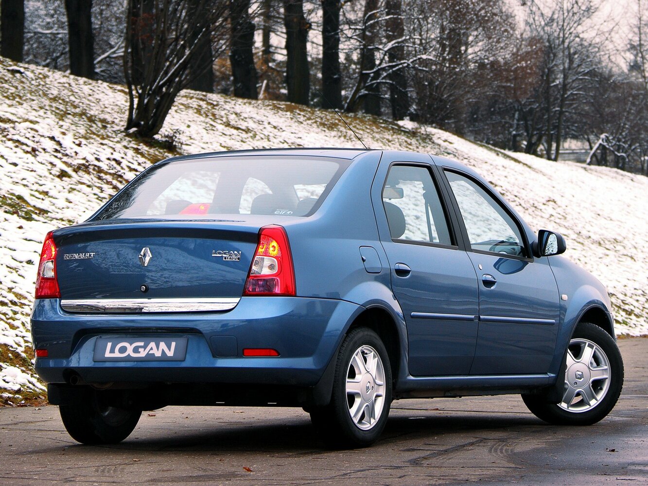 Renault Logan, I facelift, 2009–2015, Sedan: Rear three-quarter view