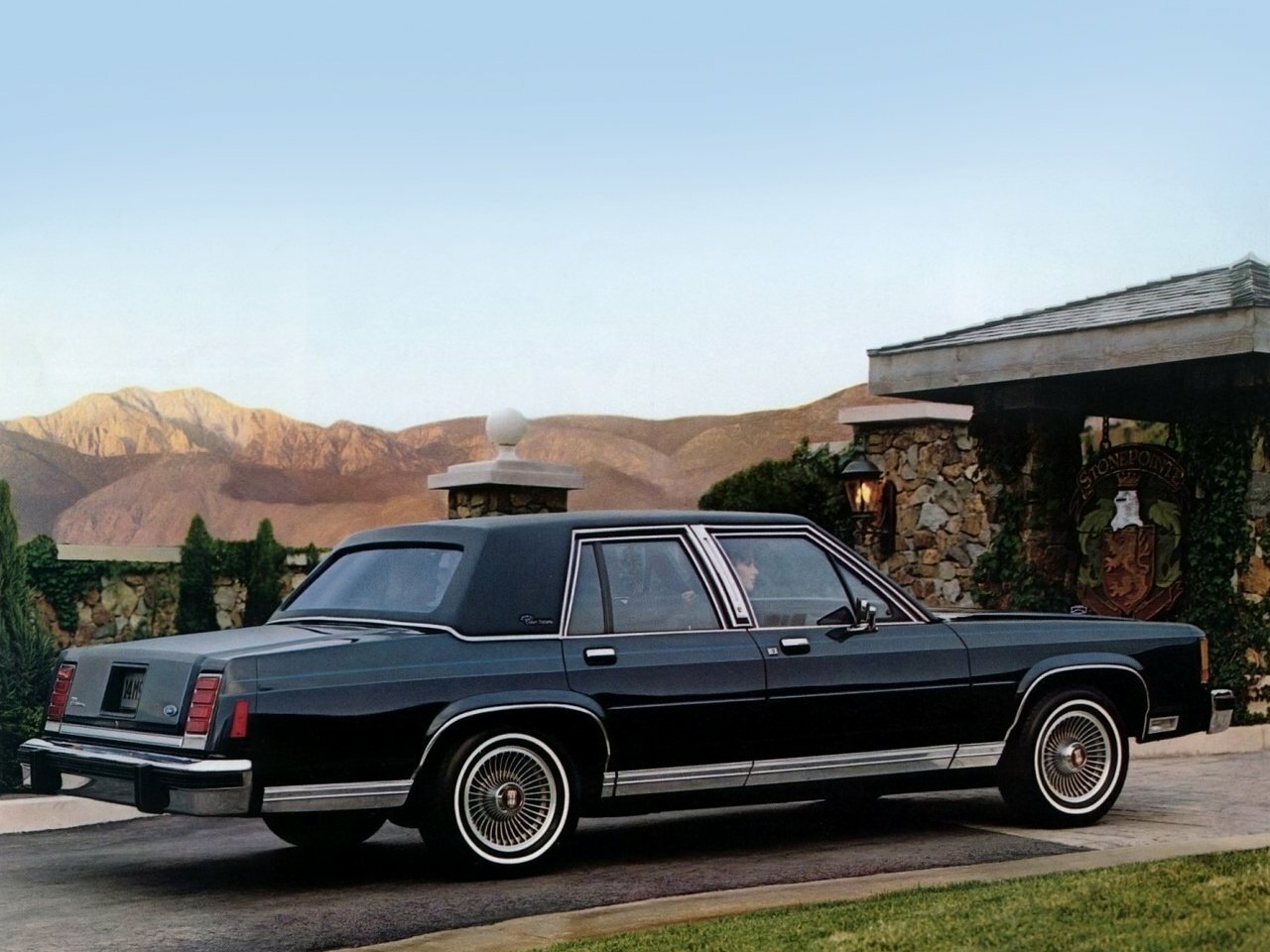 Ford LTD Crown Victoria, , 1983–1991, Седан: Вид сзади в три четверти