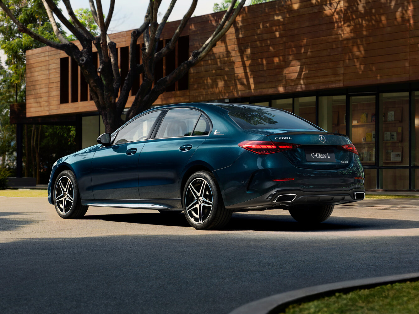 Mercedes-Benz C-Класс, V (W206), 2021–2026, Седан Long: Вид сзади в три четверти